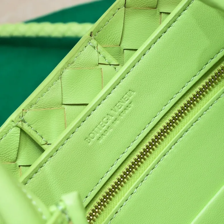 Batch 1860 B's 2023 spring and summer new model continues the brand's woven style with detailed metal knot switch buckles. This time, the shoulder straps are also made into tube weaves, showing different craftsmanship. The carrying method is versatile to create more different looks. Intrecciato woven leather small handbag, equipped with sliding crossbody strap. Internal compartments, including 1 zipper pocket and 2 open pockets with magnetic buckle closure. Size: 19*25*10.5cm, model: 7463#